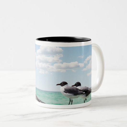 突き出る死んだ木に坐っている2羽のカモメ ツートーンマグカップ (正面右)