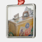 突出のお金が付いている旧式なスーツケース メタルオーナメント (左)