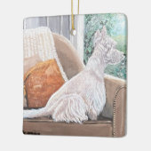 窓から外を見るウェスティン セラミックオーナメント (左)