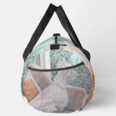 窓から外を見るウェスティン ダッフルバッグ (右)