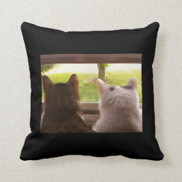 窓から熟視している2匹のBFF猫 クッション