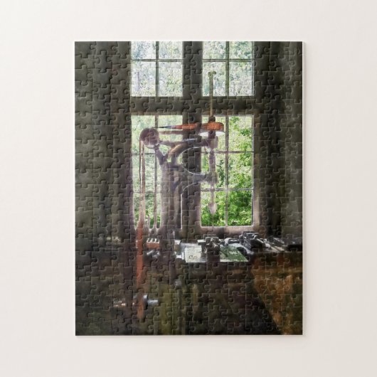 窓でドリルを押す ジグソーパズル (縦)