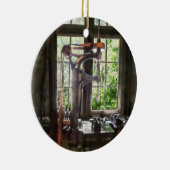 窓でドリルを押す セラミックオーナメント (右)