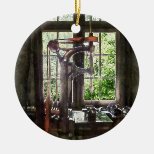 窓でドリルを押す セラミックオーナメント (正面)