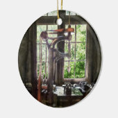 窓でドリルを押す セラミックオーナメント (左)