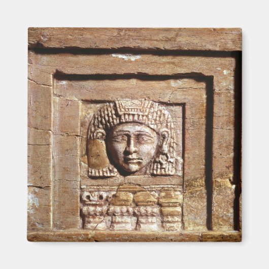 窓で女性を描いたレリーフ、 浮き彫り マグネット (正面)