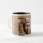 窓で女性を描写するレリーフ、浮き彫り ツートーンマグカップ (正面左)