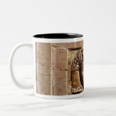 窓で女性を描写するレリーフ、浮き彫り ツートーンマグカップ (左)