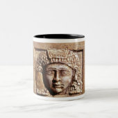 窓で女性を描写するレリーフ、浮き彫り ツートーンマグカップ (中央)