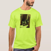窓による金属の水差し Tシャツ (正面)