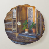 窓にゼラニウムの花が咲いている ラウンドクッション (裏面)