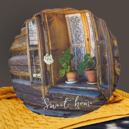 窓にゼラニウムの花が咲いている ラウンドクッション