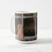 窓にバイオリン：オリジナルのバージョン：コーヒーマグ コーヒーマグカップ (正面左)