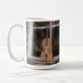 窓にバイオリン：オリジナルのバージョン：コーヒーマグ コーヒーマグカップ (左)