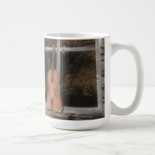 窓にバイオリン：オリジナルのバージョン：コーヒーマグ コーヒーマグカップ (右)