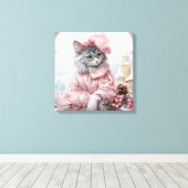 窓にピンク色の服を着た灰色の猫 キャンバスプリント (インサイチュ (ウッドフロア))