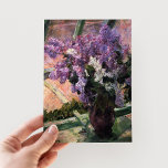 窓にライラック |メアリー・カッサット ポストカード<br><div class="desc">Mary CassattのLilacs in a Window(1880)は、窓の近くに置かれたlilacsで満たされた花瓶を示す繊細な絵を描スチルライフ鮮やかズである。この作品は、新鮮な開花の美しいとガラスを透過する穏やかな光を捉え、静謐な感覚を生み出している。カッサットの詳細と彼女の柔らかい印象派のtouchへの慎重な注意は、組成物に色と光の調和のとれたバランスをもたらす。デザインツールを使用してイメージのカスタム文字を追加したり、イメージをカスタマイズする。</div>