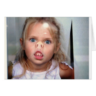 窓に対して彼女の鼻を押している小さな女の子