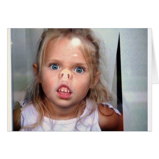 窓に対して彼女の鼻を押している小さな女の子 (正面横)