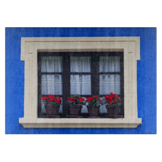 窓に花が飾られた住宅 カッティングボード (正面)