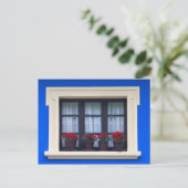 窓に花が飾られた住宅 ポストカード (スタンド正面)
