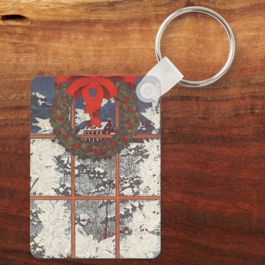 窓に飾られた雪の降るクリスマスのリース キーホルダー (裏面)