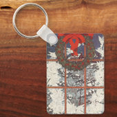 窓に飾られた雪の降るクリスマスのリース キーホルダー (正面)