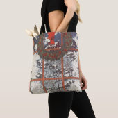 窓に飾られた雪の降るクリスマスのリース トートバッグ (クローズアップ)