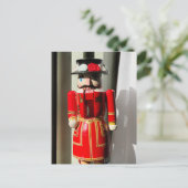 窓のそばに立っているくるみ割り ポストカード (スタンド正面)