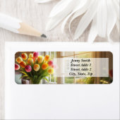 窓のそばのチューリップの花束 ラベル (インサイチュ)