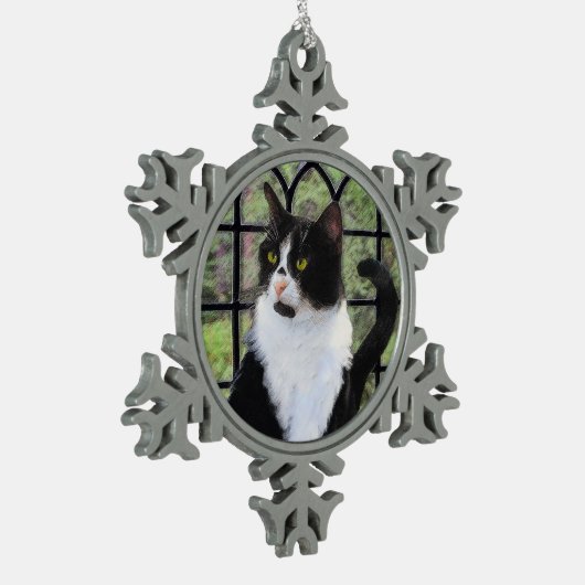 窓のオリジナル動物絵画アートに登場するタキシード猫 スノーフレークピューターオーナメント (左)