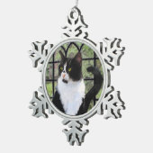 窓のオリジナル動物絵画アートに登場するタキシード猫 スノーフレークピューターオーナメント (右)