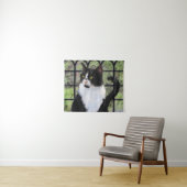 窓のオリジナル動物絵画アートに登場するタキシード猫 タペストリー (インサイチュ(横))