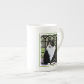 窓のオリジナル動物絵画アートに登場するタキシード猫 ボーンチャイナマグカップ (正面右)