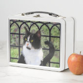 窓のオリジナル動物絵画アートに登場するタキシード猫 メタルランチボックス (インサイチュ)