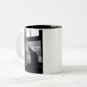 窓のマグの猫 ツートーンマグカップ (正面左)