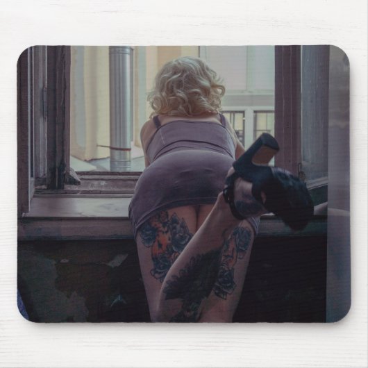 窓の中の少女 マウスパッド (正面)