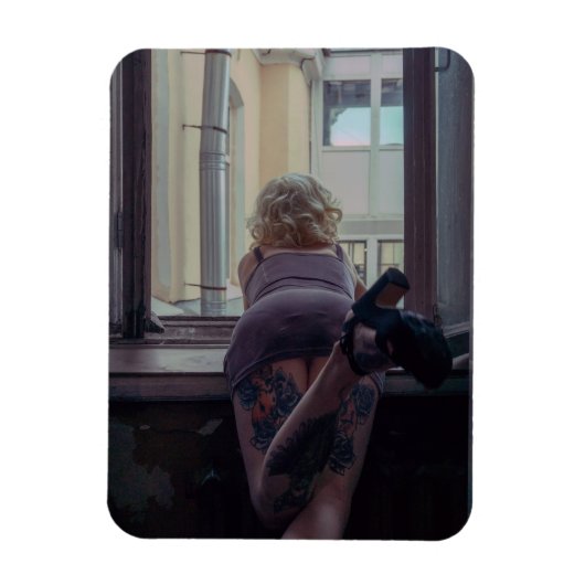 窓の中の少女 マグネット (縦)