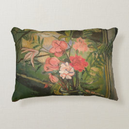 窓の前に咲くスザンヌ・バラドン アクセントクッション