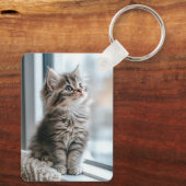 窓の外を見つめる子猫 キーホルダー (裏面)