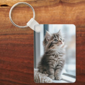窓の外を見つめる子猫 キーホルダー (正面)