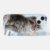 窓の外を見つめる子猫 iPhone 15ケース (裏面横)