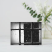 窓はがき上の白黒の雨 ポストカード (スタンド正面)