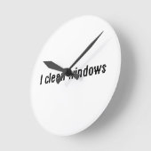 窓を掃除する ラウンド壁時計 (傾斜)