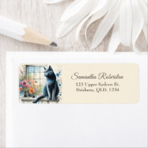 窓ロシアのの上の青い灰色の猫の夏の花