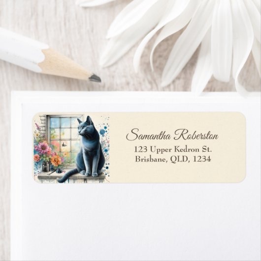 窓ロシアのの上の青い灰色の猫の夏の花 ラベル (インサイチュ)