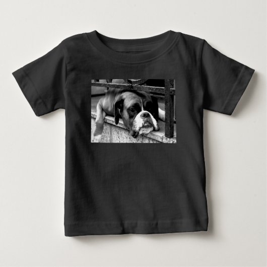 窓下車上のボクサー犬 ベビーTシャツ (正面)