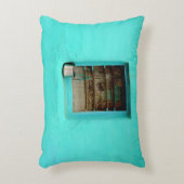 窓付き灰色鋼製ティール(緑がかった色)絵を描 アクセントクッション (正面(垂直))