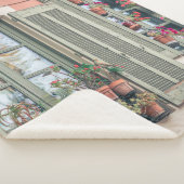 窓付近の花瓶に色合いの花を詰め合わせた花 シェルパブランケット (3/4)