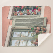 窓付近の花瓶に色合いの花を詰め合わせた花 シェルパブランケット (正面(横))